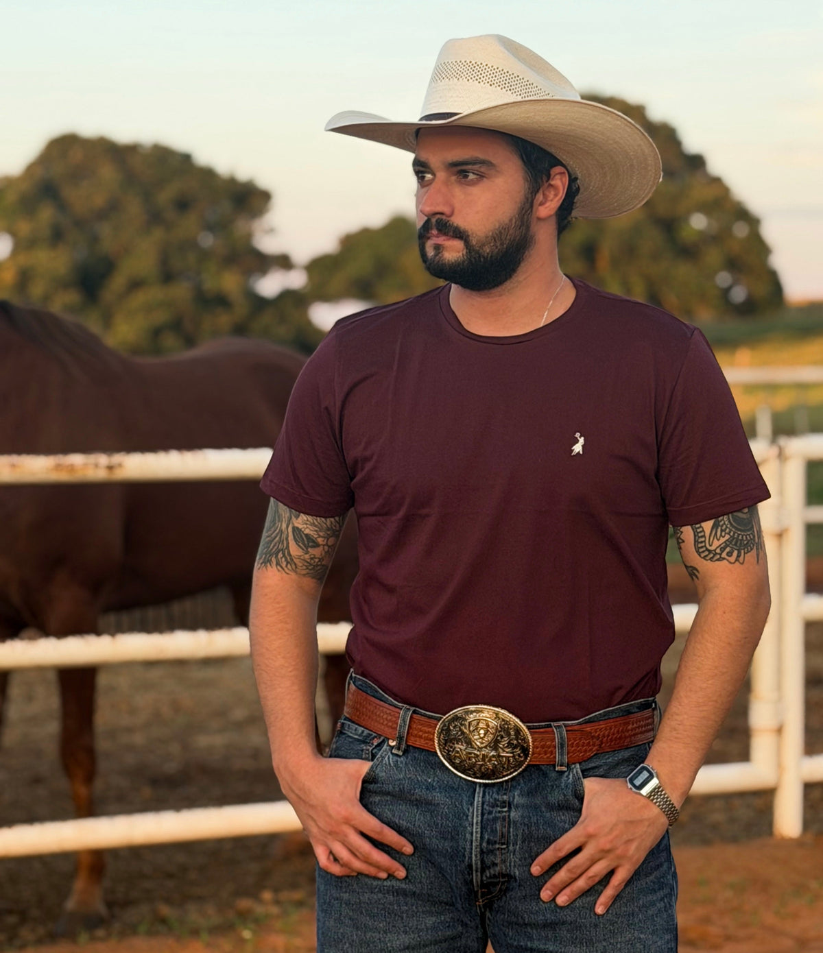 Cowboy vestindo camiseta Austin Western 02
