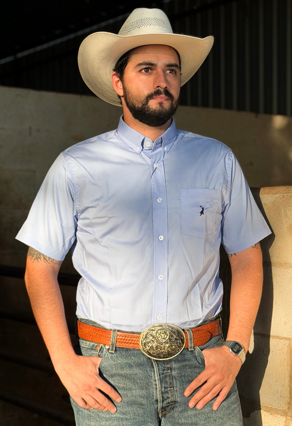 Cowboy vestindo camisa Austin Western manga curta lisa 01