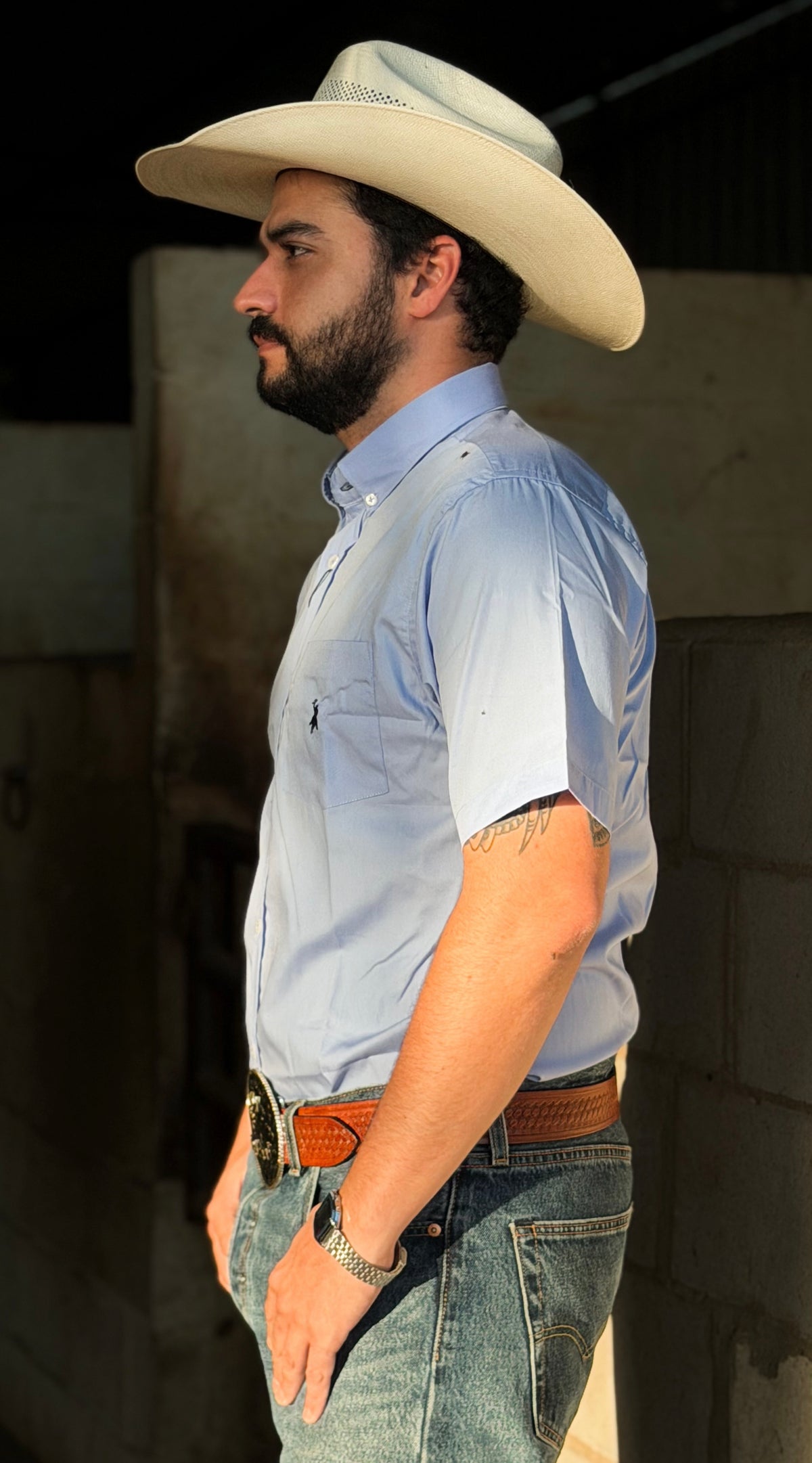 Cowboy vestindo camisa Austin Western manga curta lisa 01