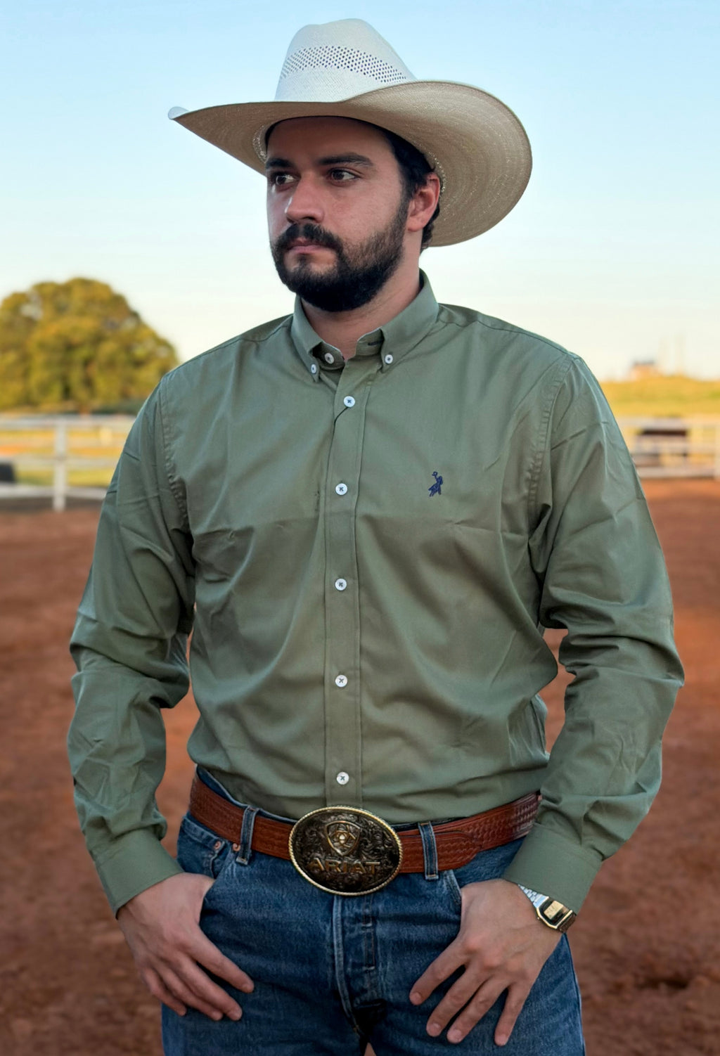 Cowboy vestindo camisa Austin Western manga longa lisa 01