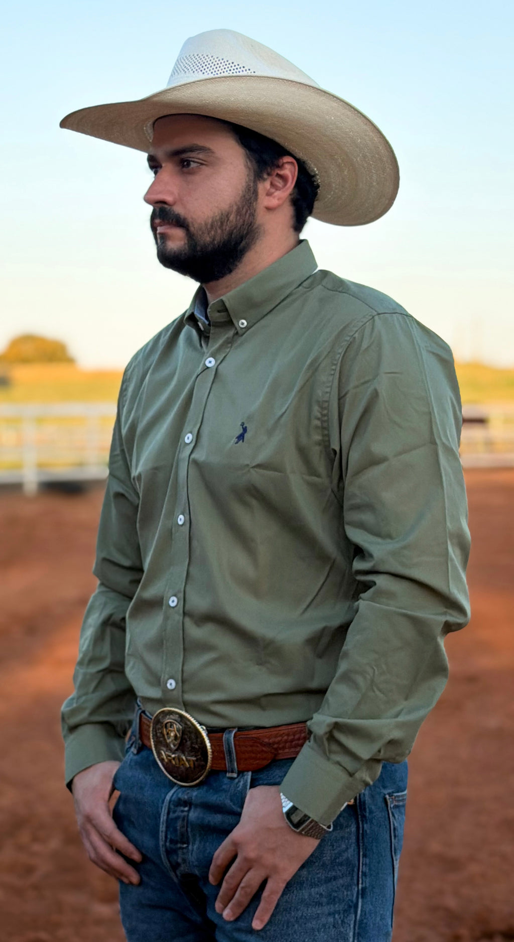Cowboy vestindo camisa Austin Western manga longa lisa 01