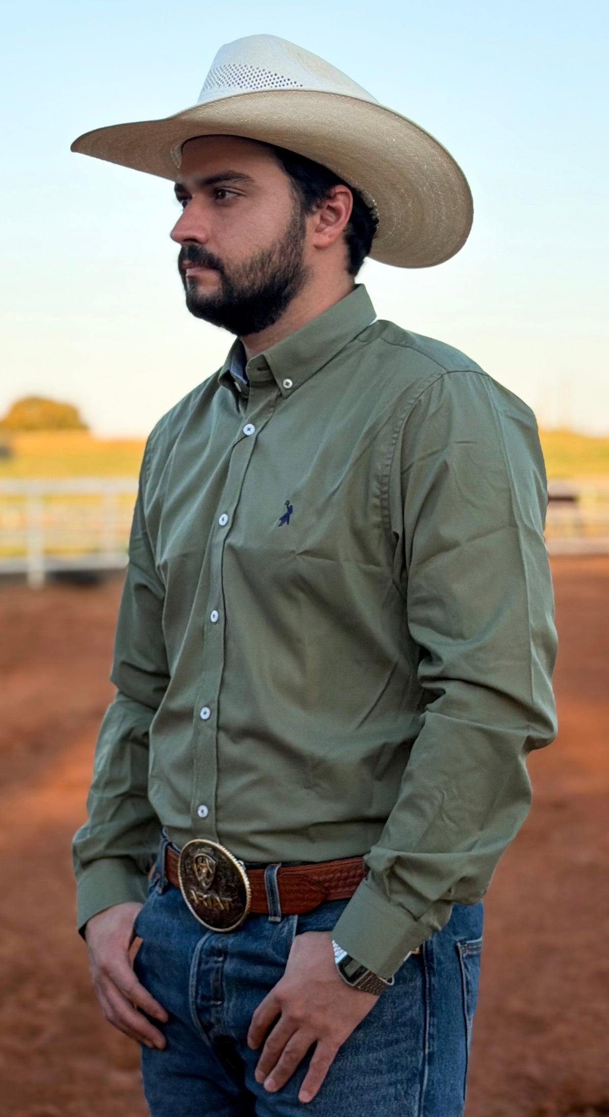 Cowboy vestindo camisa Austin Western manga longa lisa 01
