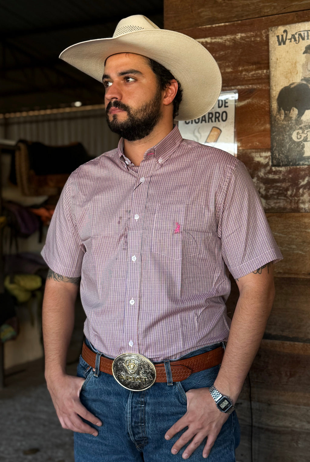 Cowboy vestindo camisa Austin Western Xadrez Manga Curta 03