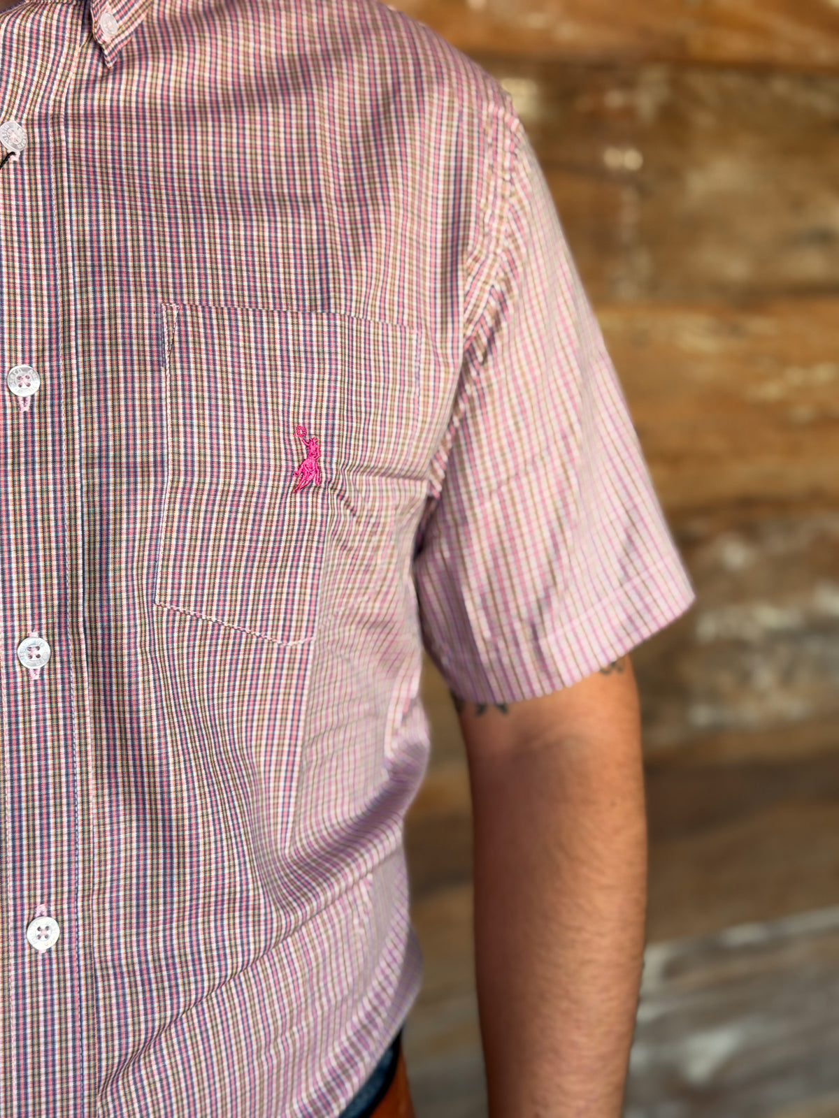 Close da camisa Austin Western Xadrez manga curta 03