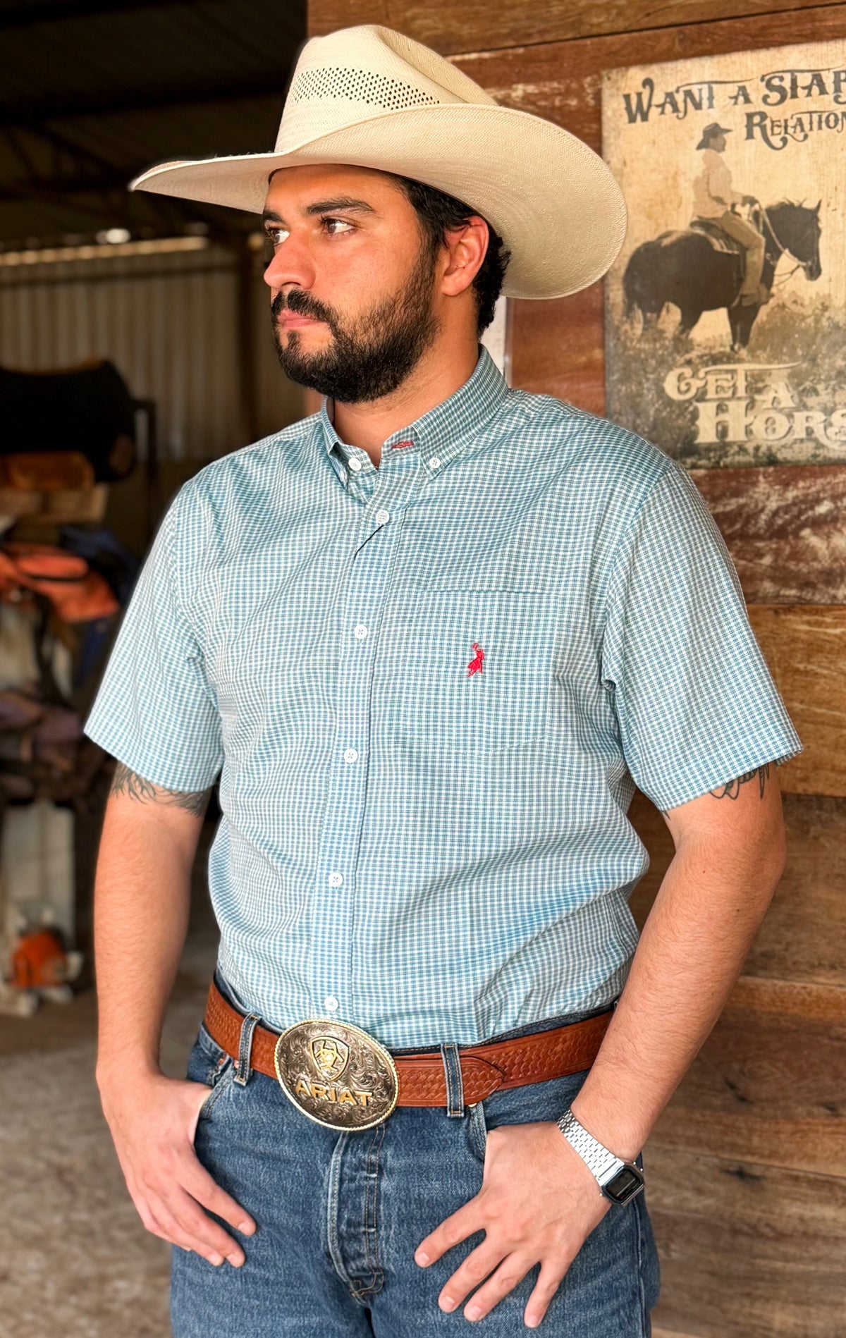 Cowboy vestindo camisa Austin Western manga curta xadrez 04