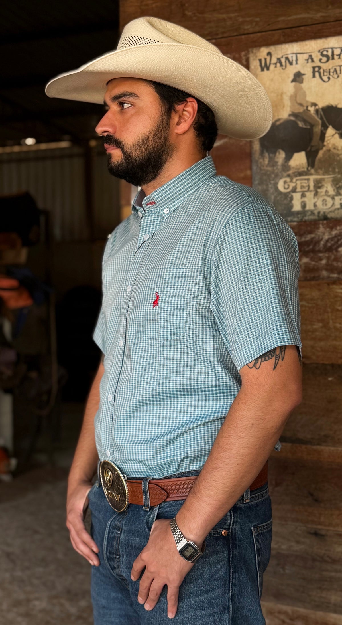 Cowboy vestindo camisa Austin Western manga curta xadrez 04