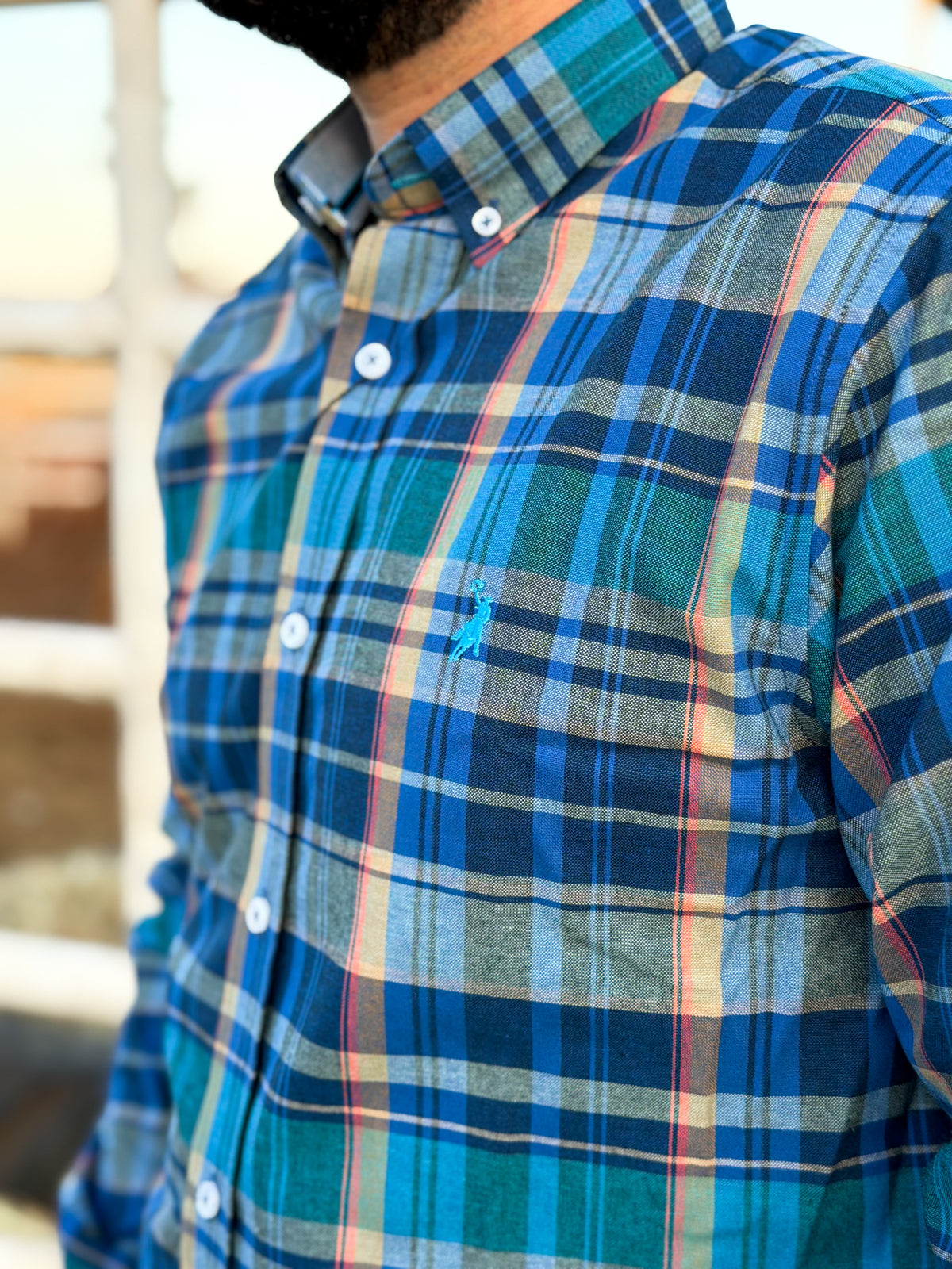 Close da camisa Austin Western manga longa xadrez 01 