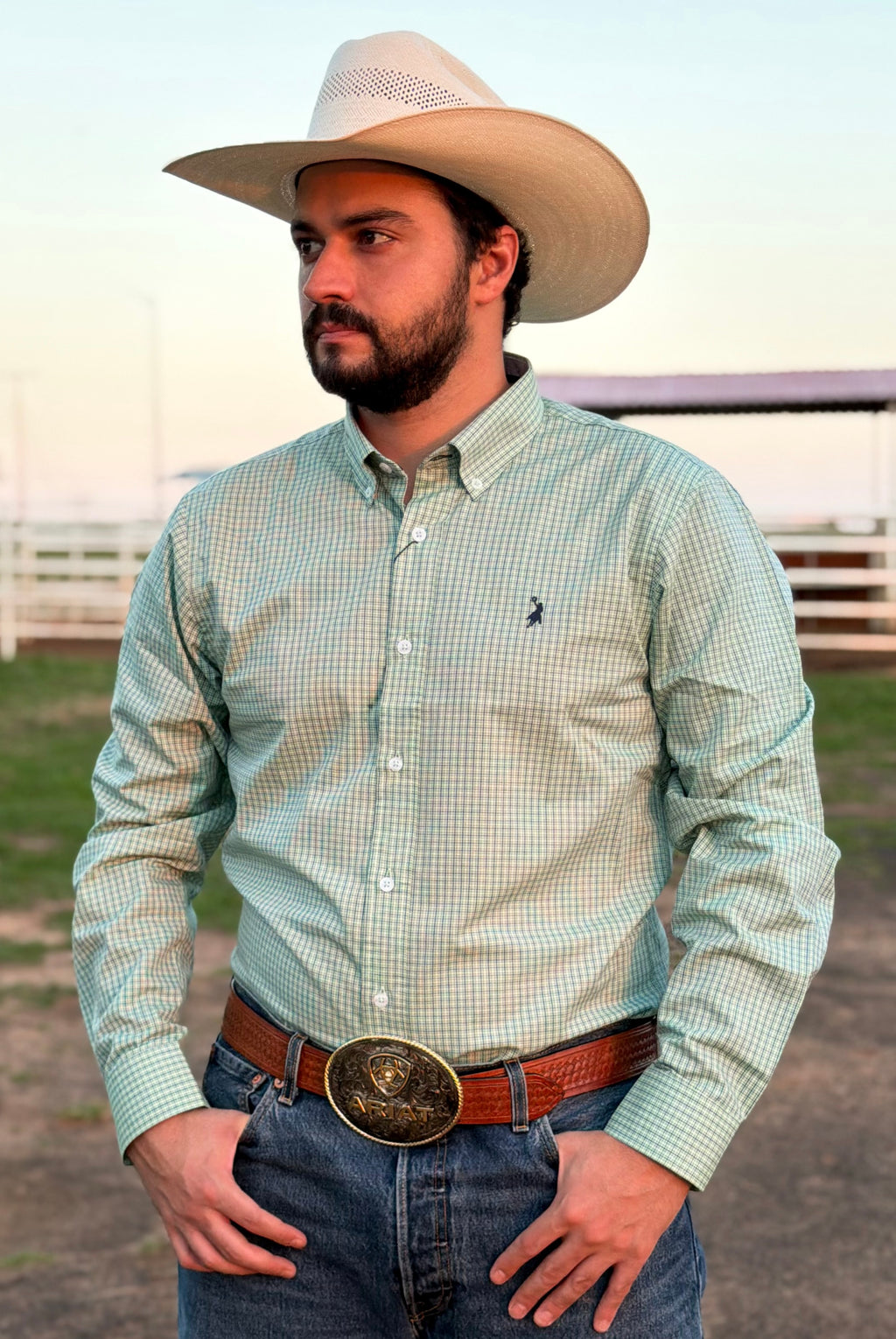 Cowboy vestindo camisa Austin Western manga longa xadrez 04