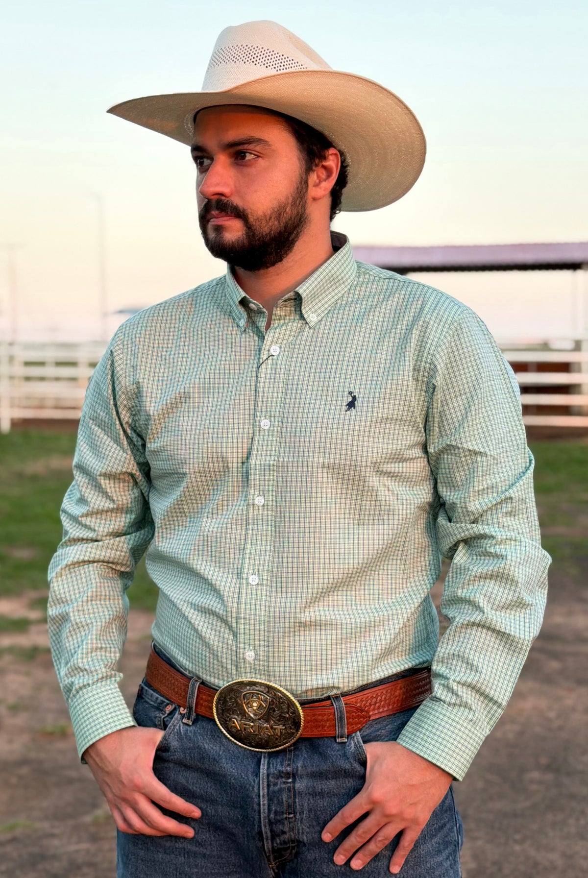 Cowboy vestindo camisa Austin Western manga longa xadrez 04