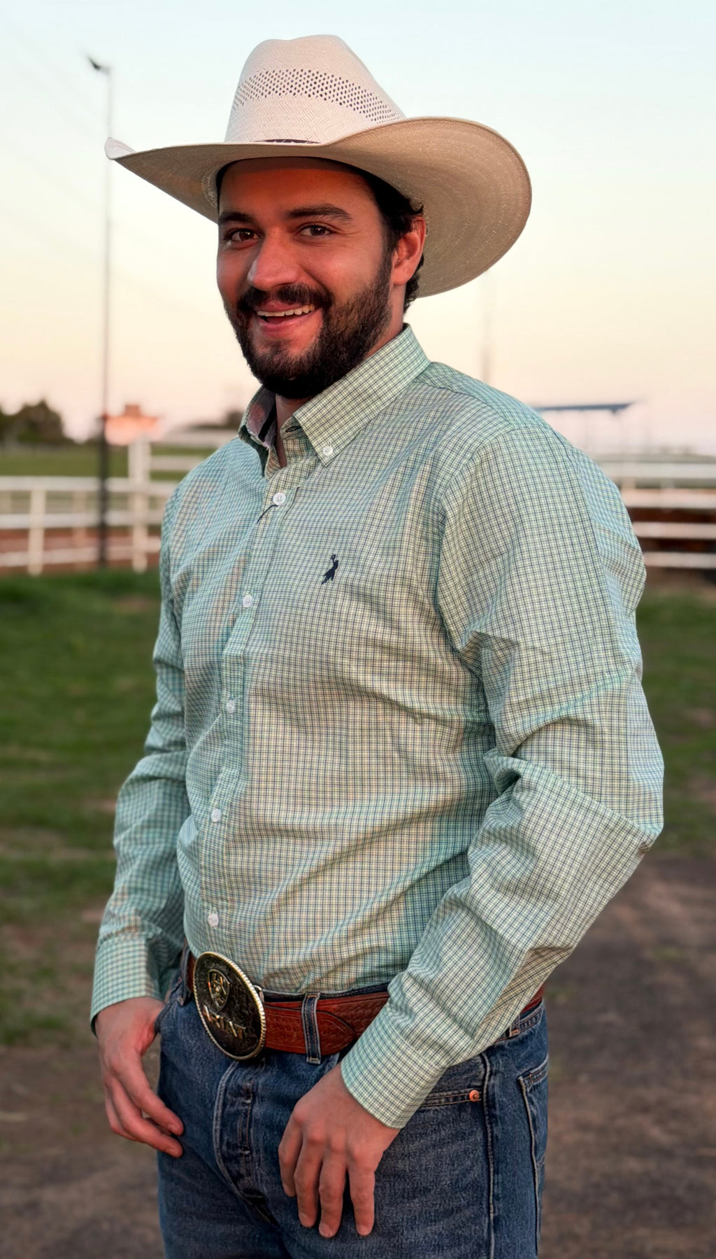 Cowboy vestindo camisa Austin Western manga longa xadrez 04