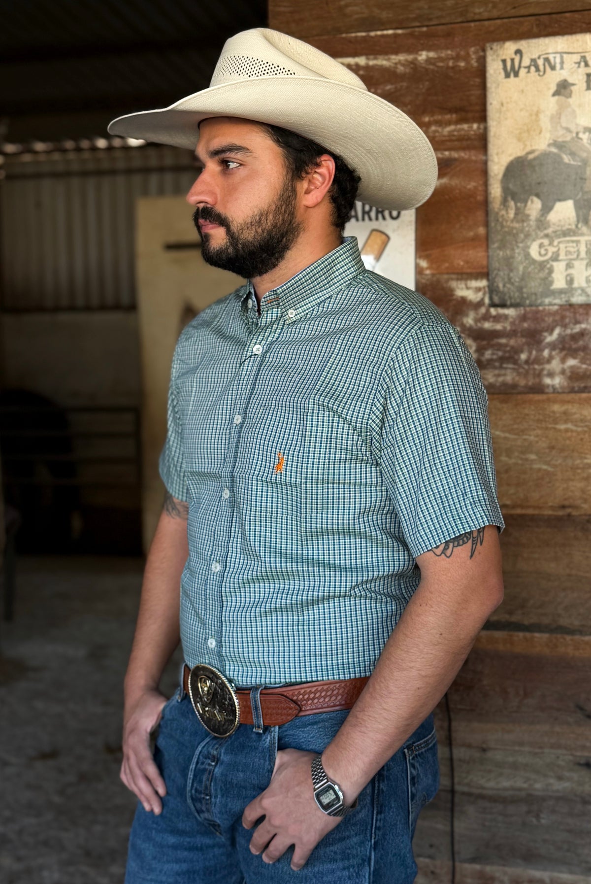 Cowboy vestindo camisa Austin Western manga curta xadrez 01