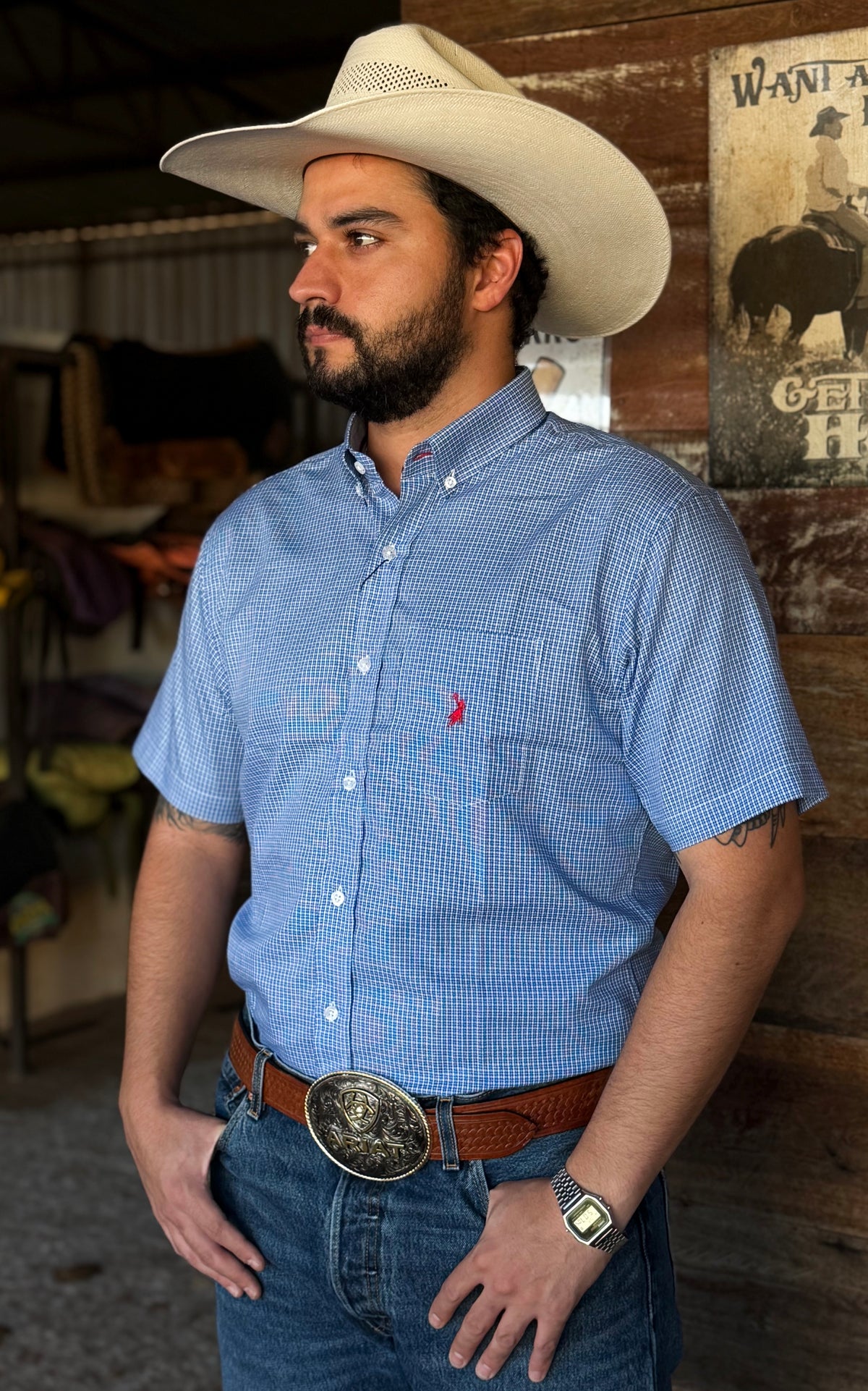 Cowboy vestindo camisa Austin Western manga curta xadrez 02