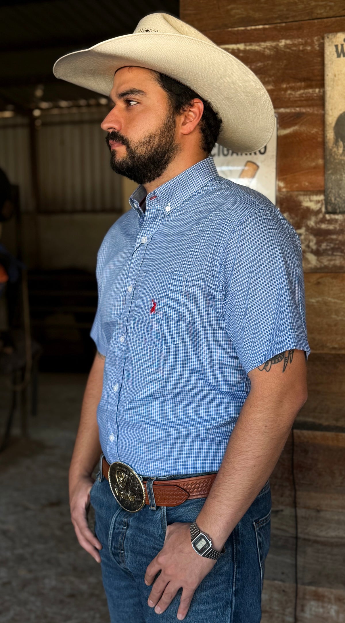 Cowboy vestindo camisa Austin Western manga curta xadrez 02