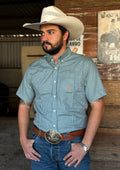 Cowboy vestindo camisa Austin Western manga curta xadrez 01