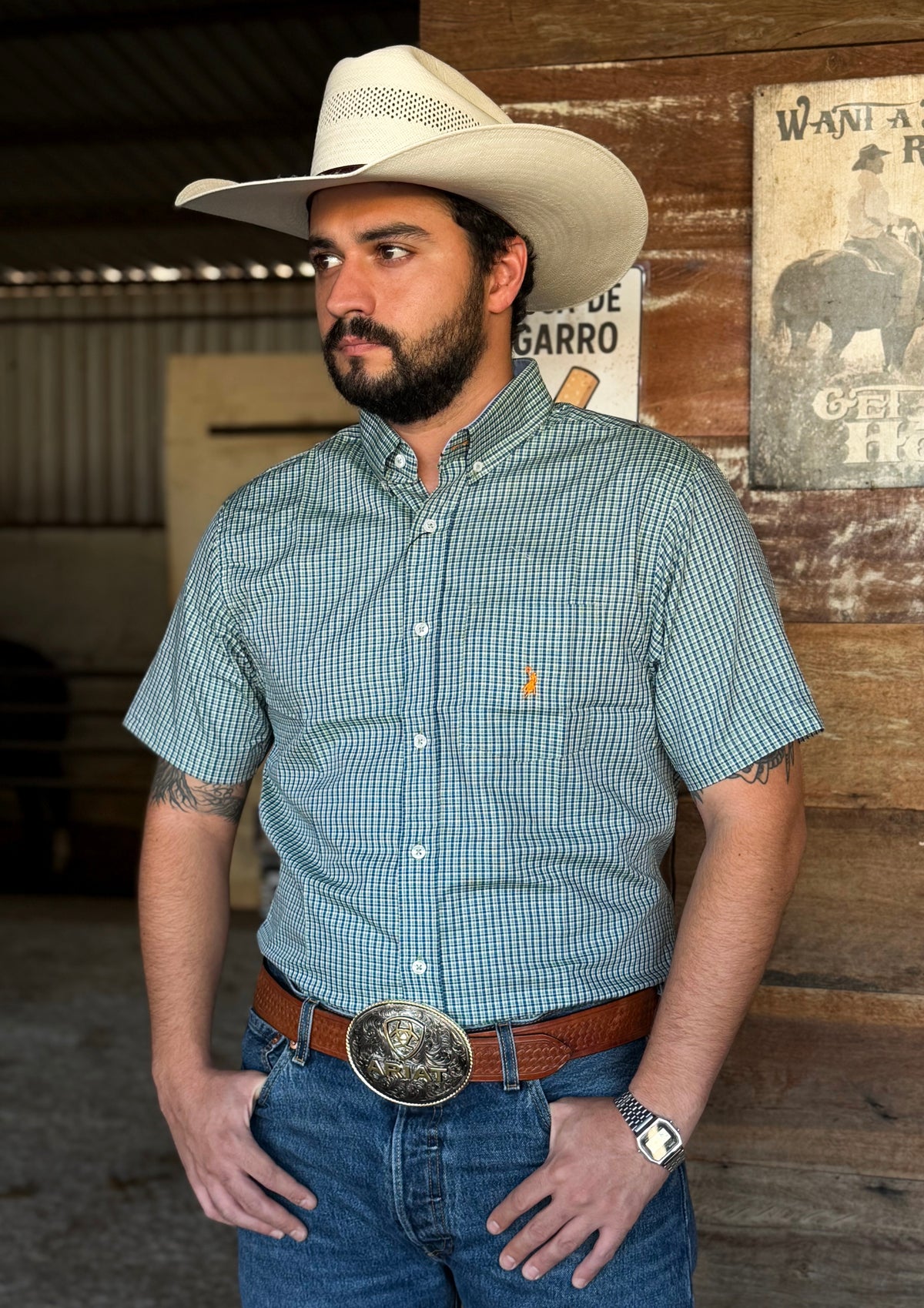 Cowboy vestindo camisa Austin Western manga curta xadrez 01