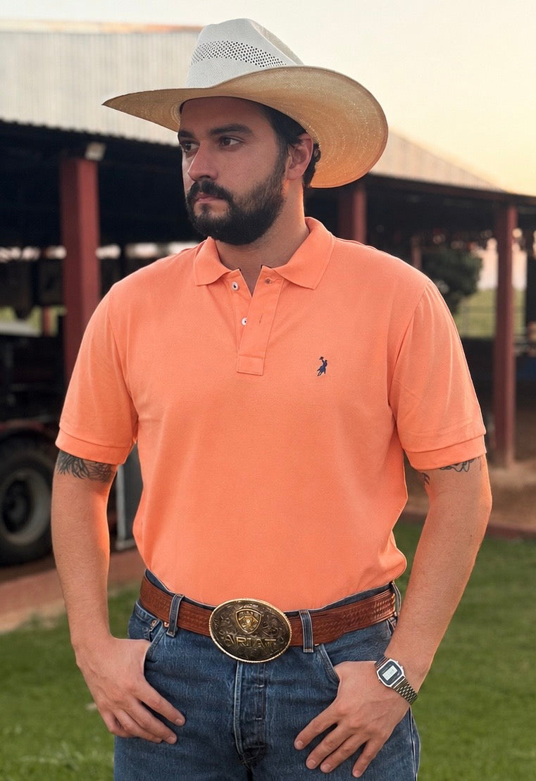 Cowboy vestindo polo Austin Western 01