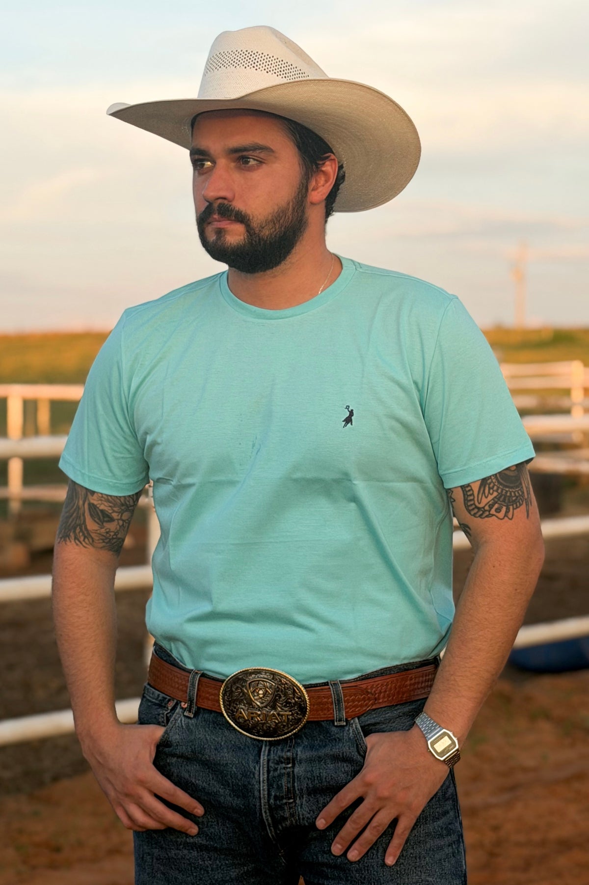 Cowboy vestindo camiseta Austin Western 01