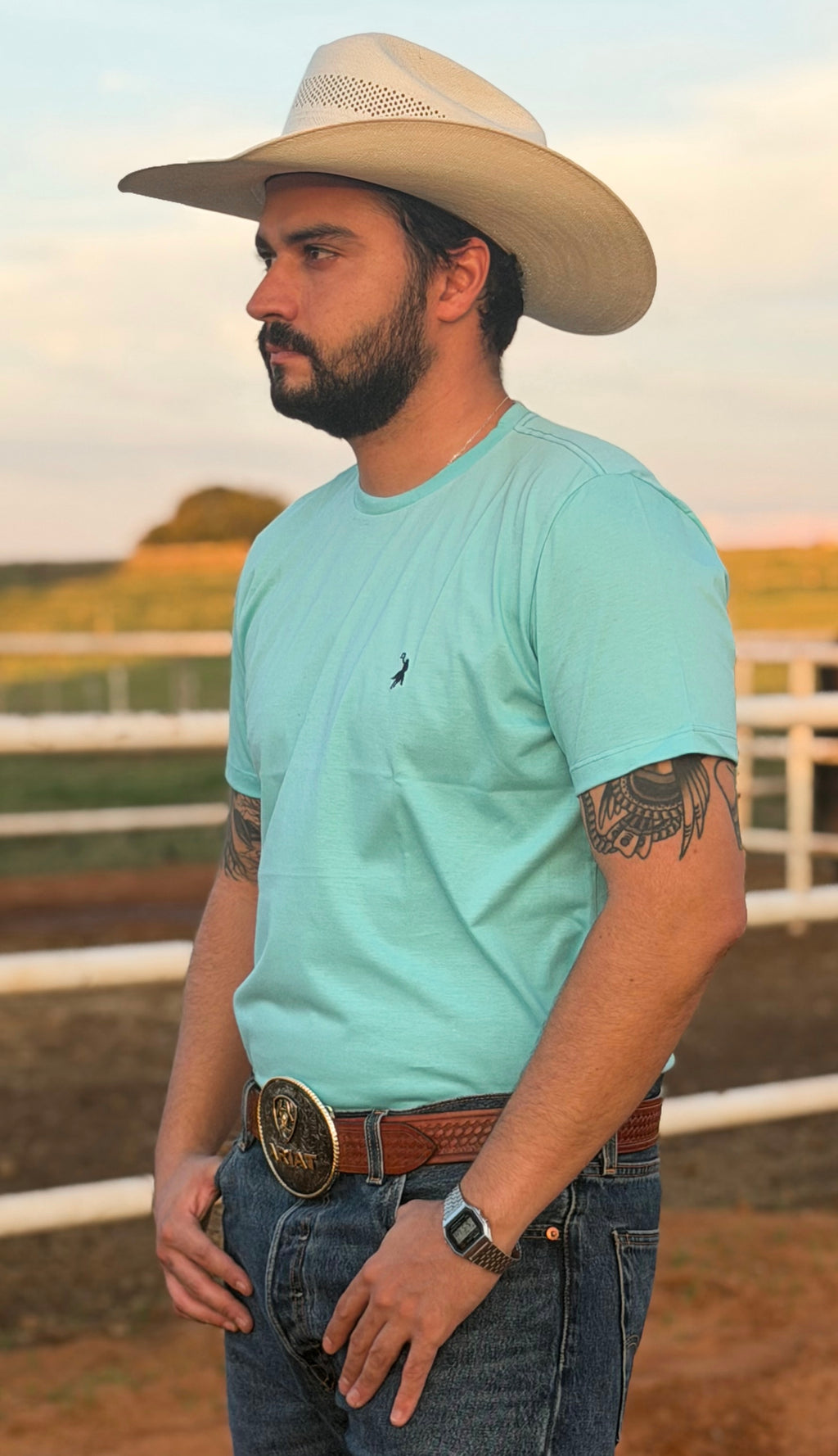 Cowboy vestindo camiseta Austin Western 01