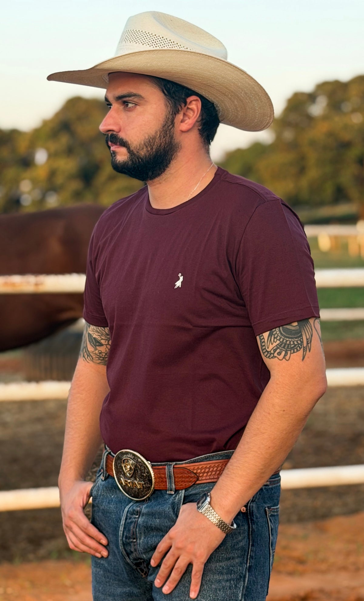 Cowboy vestindo camiseta Austin Western 02