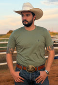 Cowboy vestindo camiseta Austin Western 03
