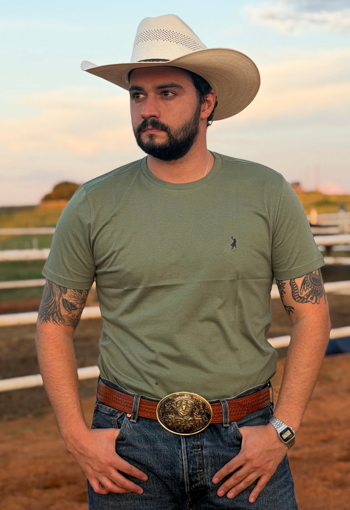 Cowboy vestindo camiseta Austin Western 03