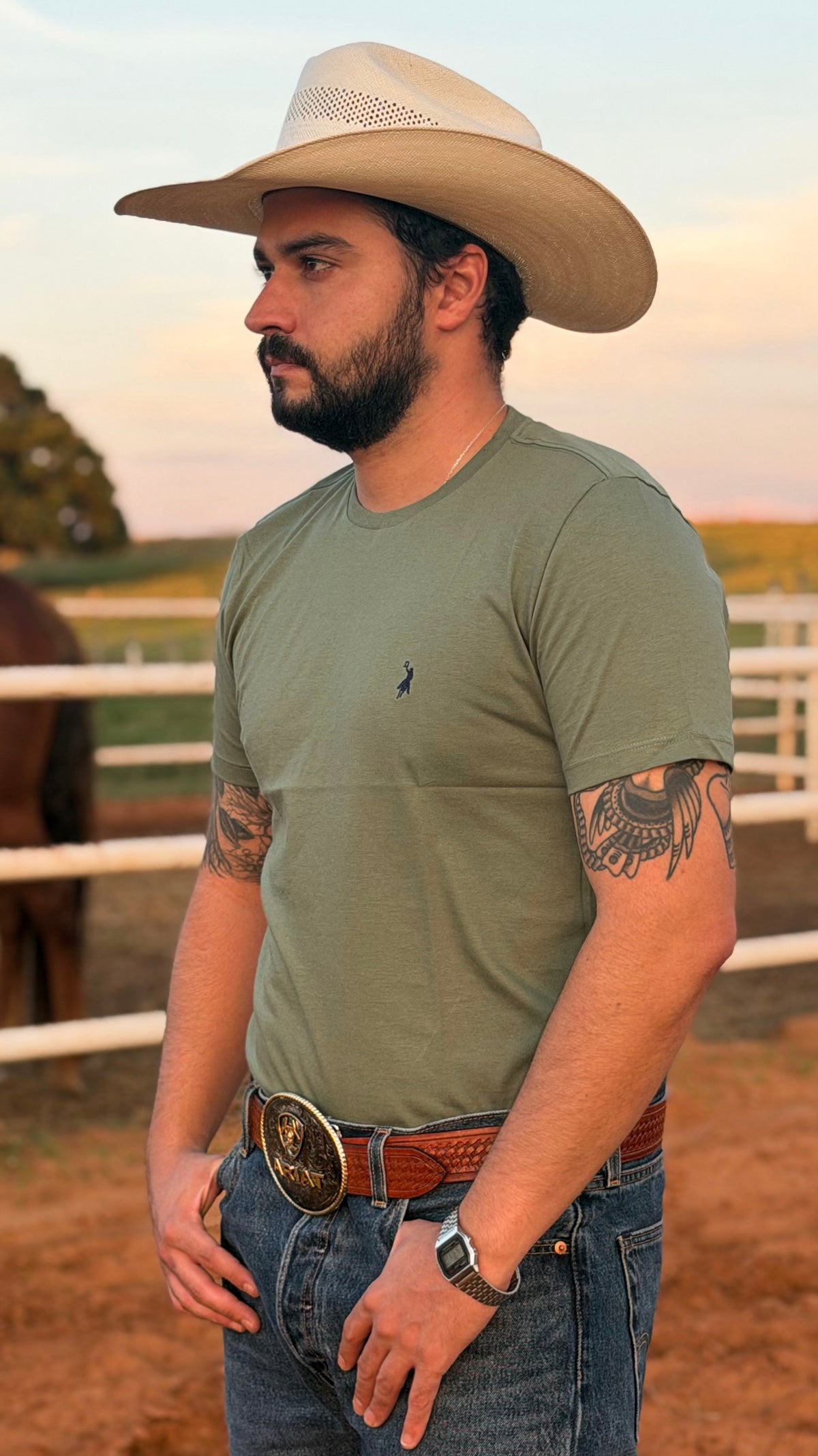 Cowboy vestindo camiseta Austin Western 03